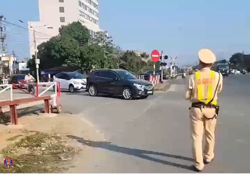 Lực lượng Công an các địa phương có đường sắt đi qua tiếp tục đồng loạt ra quân xử lý vi phạm TTATGT đường sắt. Ảnh: Cục CSGT.