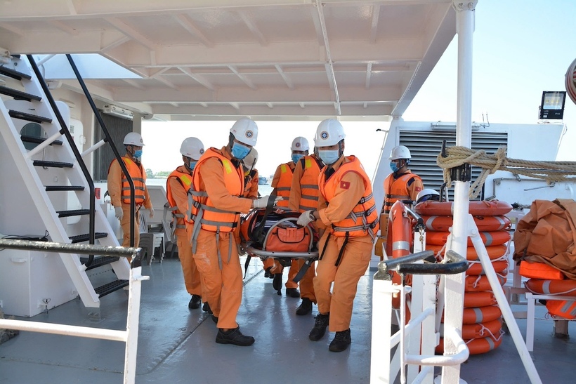 Bệnh nhân được tàu SAR 413 đưa về cập cảng Trung tâm tại TP. HCM, chuyển đến Bệnh viện để tiếp tục điều trị