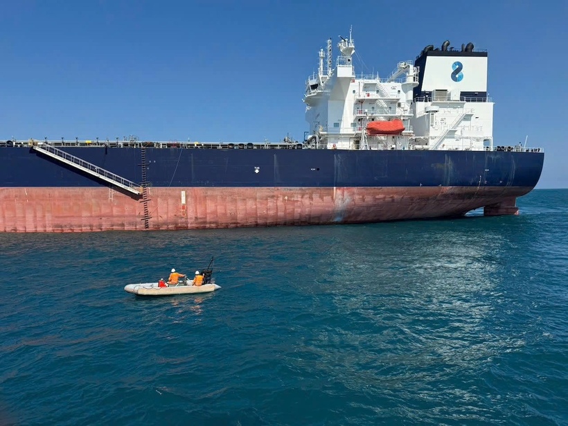 Lực lượng cứu nạn tiếp cận tàu hàng Navig8 Wolf