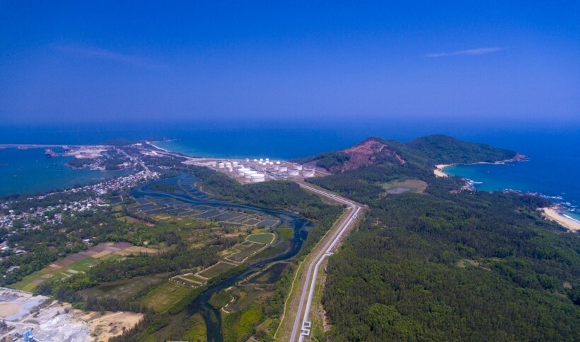 Hệ thống cảng nước sâu Dung Quất cùng hạ tầng "nền tảng" của NMLD Dung Quất đã tạo lợi thế chiến lược giúp NMLD Dung Quất trở thành “bệ phóng” cho việc hình thành Trung tâm Lọc hóa dầu và Năng lượng quốc gia