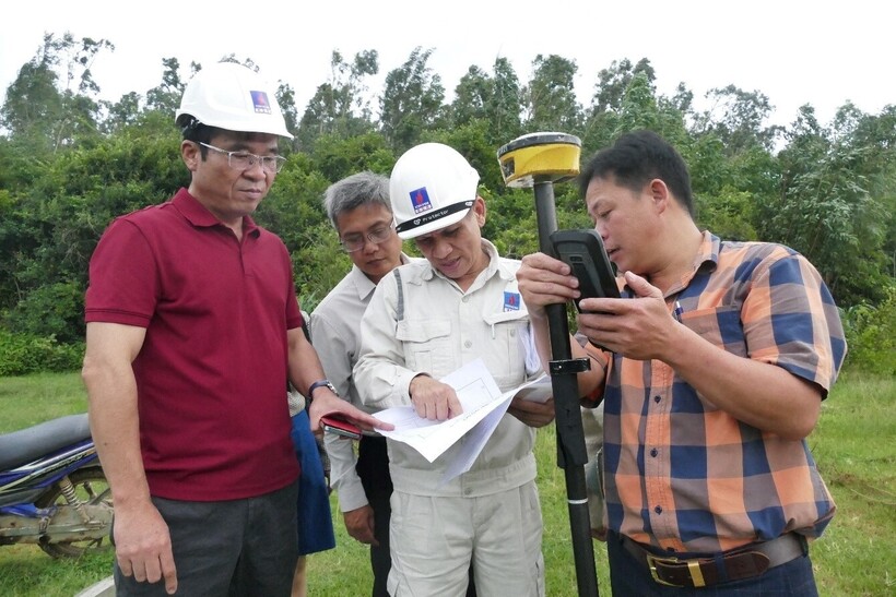 Các bên tiến hành đo đạc, cắm mốc tại hiện trường