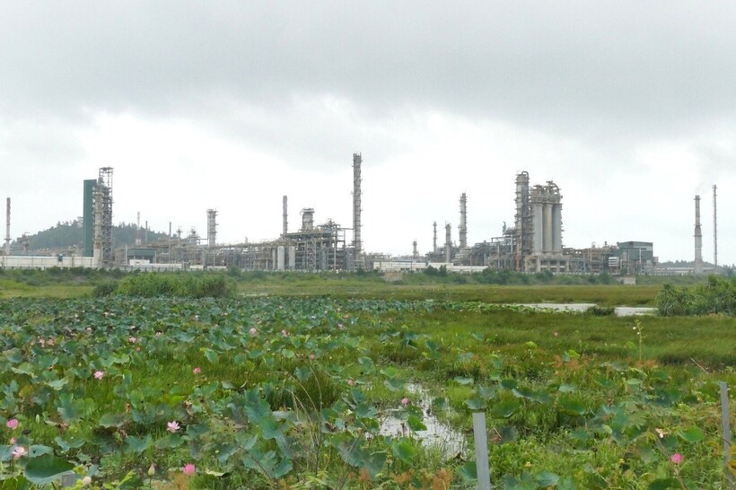 NMLD Dung Quất hiện hữu nhìn từ khu đất được bàn giao