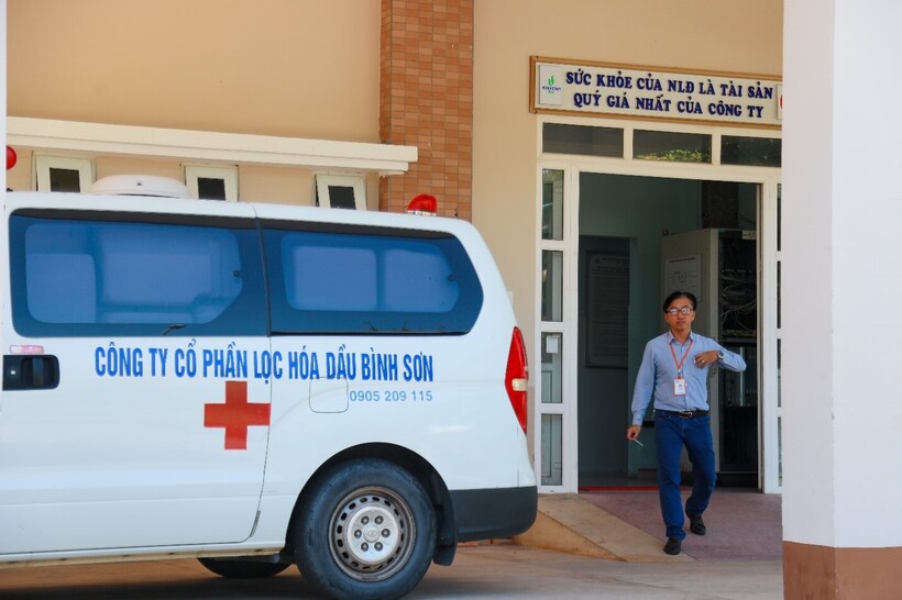 Trạm Y tế tại NMLD Dung Quất có chức năng khám và điều trị bệnh thông thường, tư vấn sức khoẻ, phản ứng nhanh trong các trường hợp khẩn cấp và giám sát an toàn thực phẩm… Đây là nơi đảm bảo sức khoẻ cho “tài sản” lớn nhất của BSR chính là các CBCNV Công ty.