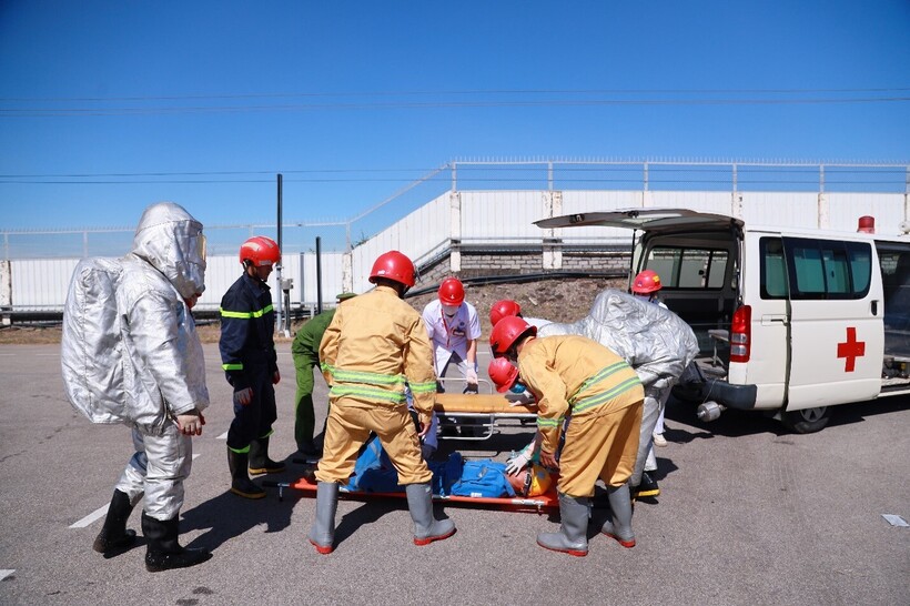 Không chỉ khám chữa bệnh, Trạm Y tế còn đóng vai trò quan trọng trong việc xây dựng các tình huống giả định để kịp thời ứng phó, đảm bảo sức khoẻ cho NLĐ khi có các sự cố xảy ra tại NMLD Dung Quất.