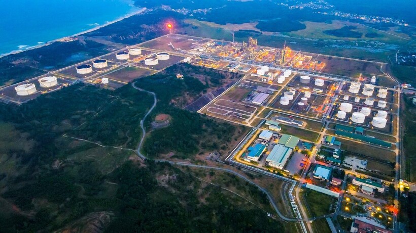 Từ việc chăm sóc cho từng chỉ số sinh học của CBCNV đến bảo đảm an toàn cho cả hệ thống, Trạm Y tế tại NMLD Dung Quất vẫn âm thầm giữ bình yên, góp phần giúp nhà máy vận hành an toàn, ổn định 24/7.