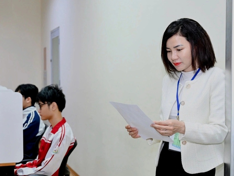 Giám thị gọi thí sinh vào phòng thi đánh giá tư duy 2026. Ảnh: Dân trí
