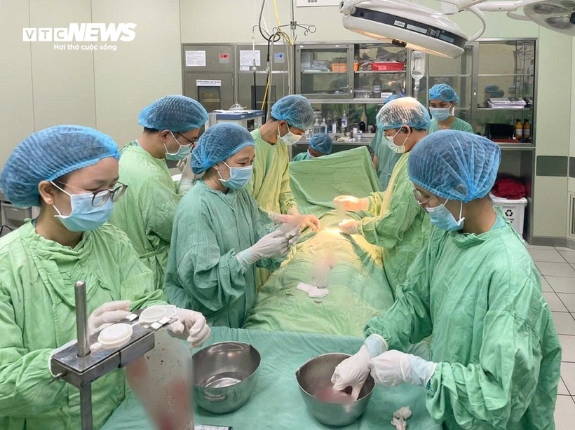 Các bác sĩ Bệnh viện Trung ương Huế đang thực hiện ghép tuỷ điều trị Beta-Thalassemia cho bệnh nhi 7 tuổi. Ảnh: VTC News.