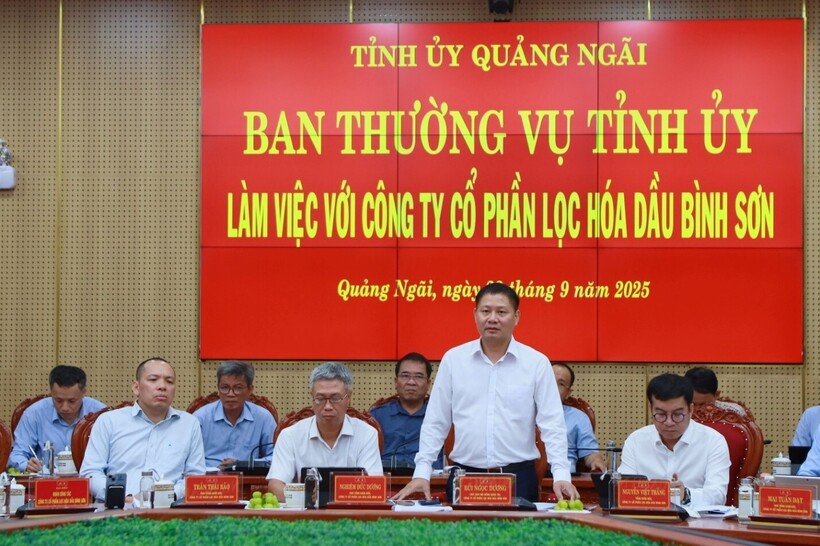 Đồng chí Bùi Ngọc Dương báo cáo các nội dung sản xuất kinh doanh và kiến nghị gửi Tỉnh ủy, UBND tỉnh Quảng Ngãi