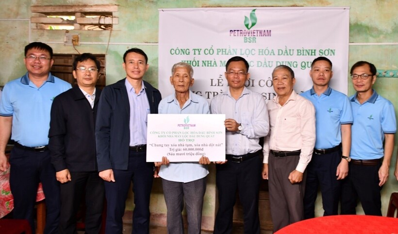 Đại diện BSR trao số tiền 60 triệu đồng hỗ trợ gia đình ông Huỳnh Kiễn sửa nhà