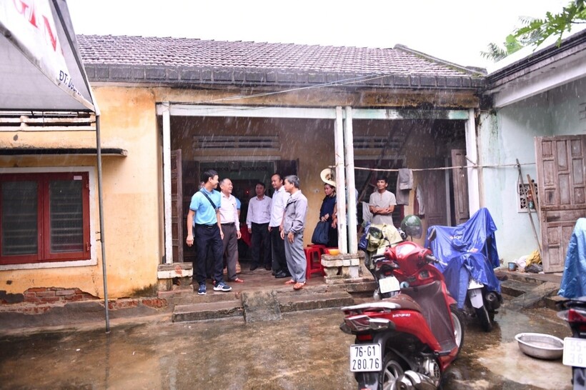 Căn nhà của gia đình ông Huỳnh Kiễn đã xuống cấp nghiêm trọng, thường xuyên dột nát, ẩm thấp vào mùa mưa
