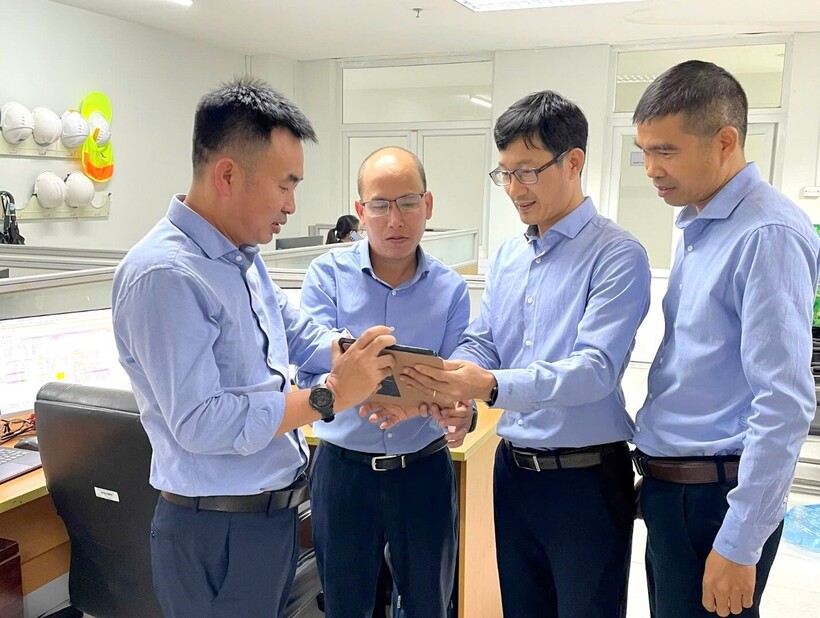 Kỹ sư Đinh Văn Toản (thứ 2 từ phải sang) và cộng sự thảo luận về giải pháp “bốc ghép” dầu thô