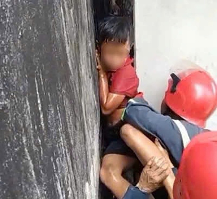 Lực lượng chức năng giải cứu thành công cháu bé. (Ảnh: VietnamNet)
