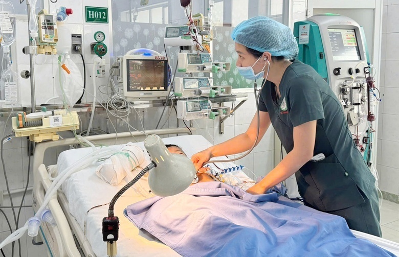 Bé trai 34 tháng tuổi suy gan, nhiễm trùng huyết vì uống thuốc hạ sốt quá liều. Ảnh: Báo Xây dựng.