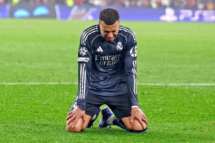 Mbappe chấn thương gối trái, bác sĩ Real Madrid lại đi khám... gối phải. Ảnh: REUTERS.