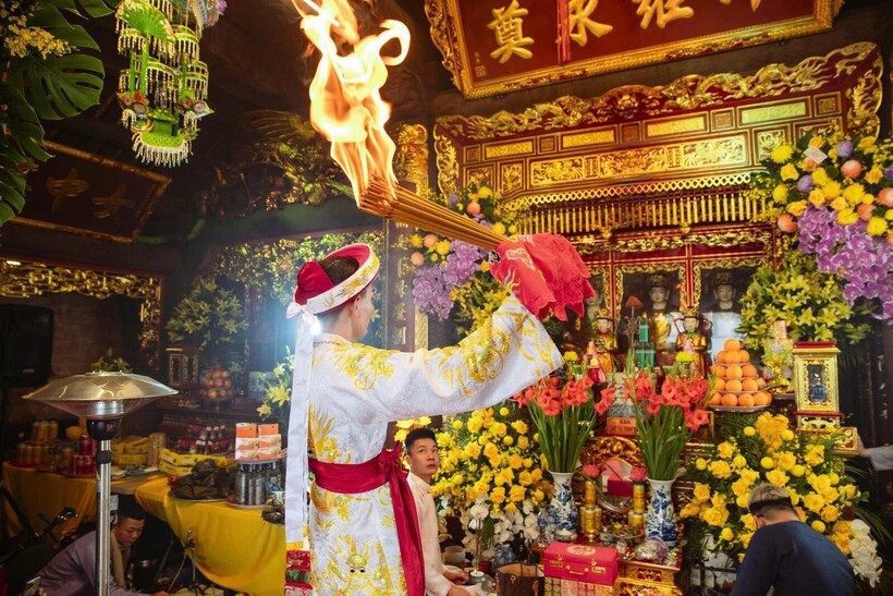 Hầu đồng (hay hầu bóng) là nghi thức tâm linh cốt lõi của tín ngưỡng thờ Mẫu Tam - Tứ phủ tại Việt Nam.