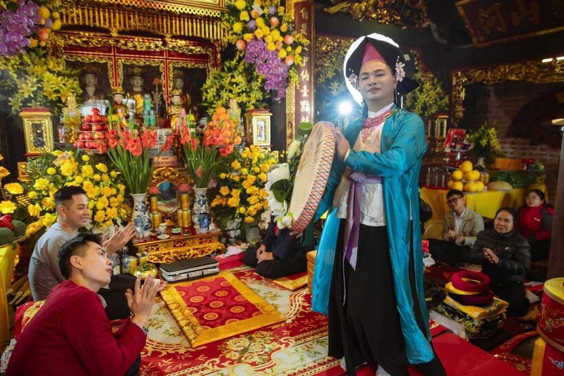 Các thanh đồng (người hầu) múa hát, hóa thân thành các vị thánh thần để ban phúc lộc, trừ tà.