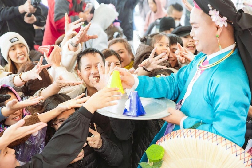 Du khách háo hức đón nhận lộc thờ Mẫu Tam Phủ từ các thanh đồng.