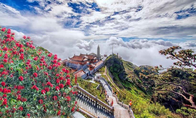 Quần thể tâm linh kỳ vĩ giữa núi rừng và biển mây trông như một bức tranh vô cùng đẹp mắt.