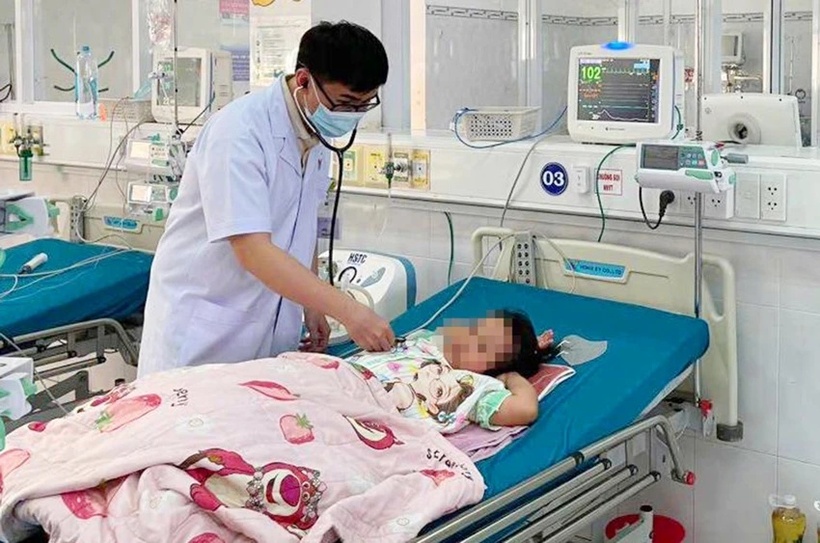 Học sinh bị ong đốt được các bác sĩ tích cực điều trị. Ảnh: PLO