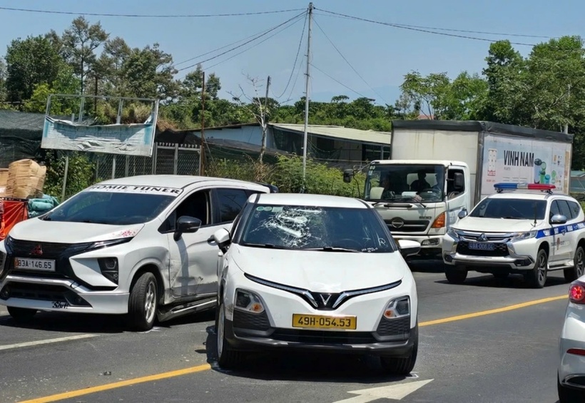 Chiếc taxi bị đập vỡ kính nhiều nơi, bên cạnh là xe của Thư. (Ảnh: Pháp luật TP.HCM)