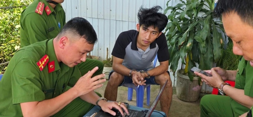 Lê Hoàng Thư đang làm việc với cơ quan chức năng sau khi chặn đập xe giữa quốc lộ 20. (Ảnh: Tuổi trẻ)