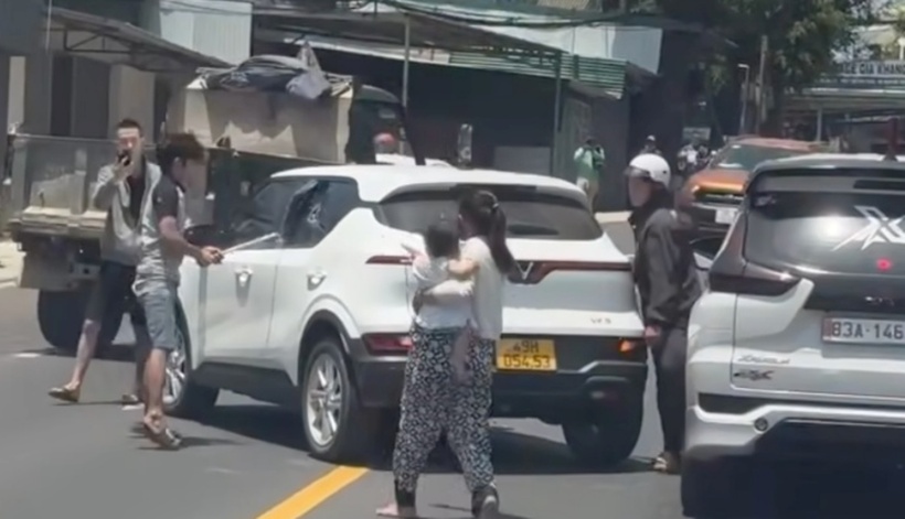 Lê Hoàng Thư được xác định đã dùng gậy sắt đập phá xe taxi. (Ảnh: Tuổi trẻ)
