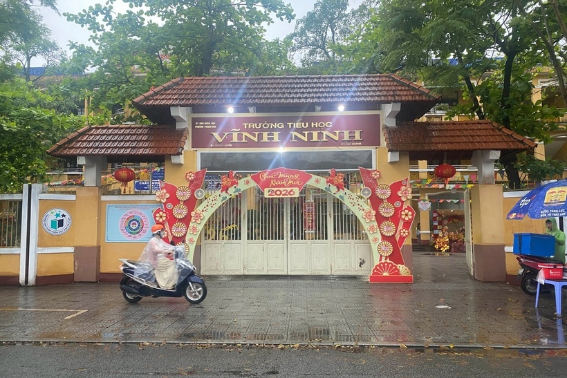 Trường Tiểu học Vĩnh Ninh, nơi phụ huynh phản ánh sự việc con em bị cô giáo đánh dẫn đến chấn thương tay. Ảnh: Dân trí