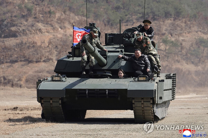 Kim Ju-ae tự tay lái xe tăng Chonma-2. Ảnh: Yonhap