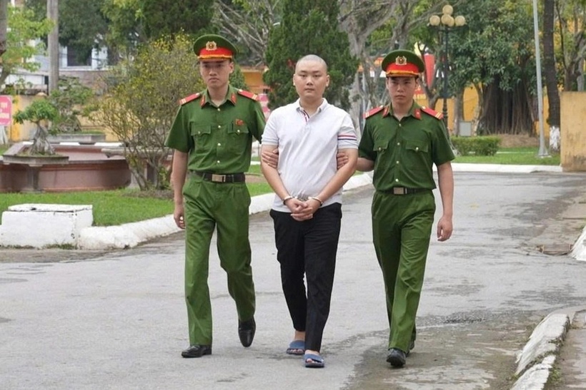 Công an dẫn giải đối tượng trong đường dây với X. về cơ quan điều tra. Ảnh: Công an Thanh Hóa