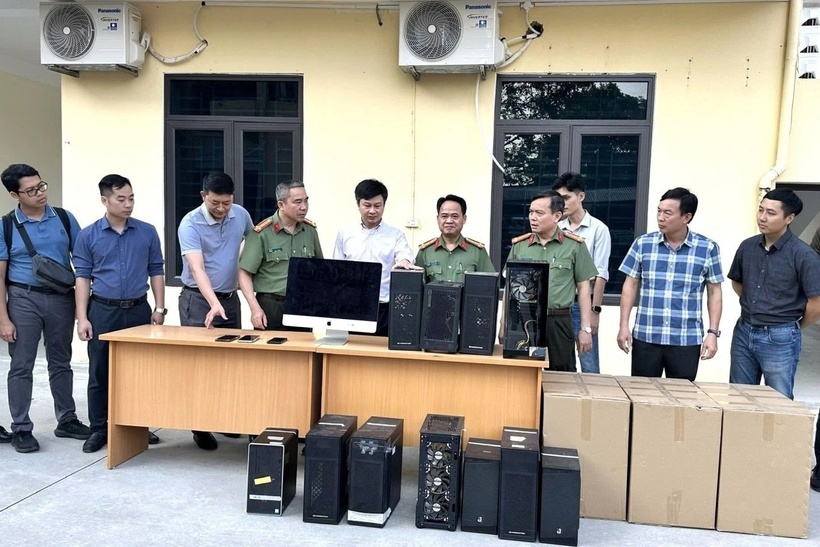 Lực lượng công an kiểm tra tang vật vụ án. Ảnh: Dân trí