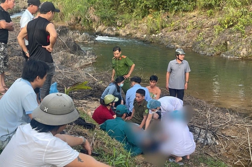 Dù được người dân đưa lên bờ sơ cứu nhưng các em không qua khỏi. Ảnh: PLO.