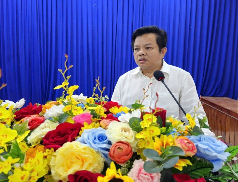 Ông Phan Văn Việt – báo cáo viên pháp luật tỉnh, Giám đốc Trung tâm Tư vấn pháp luật (Hội Luật gia tỉnh Quảng Ngãi) tuyên truyền quy định về Luật đất đai tới người dân.