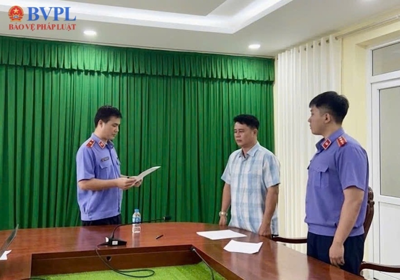 Cơ quan điều tra VKSND tối cao tống đạt quyết định tố tụng đối với bị can Lê Quốc Việt. Ảnh: Cơ quan điều tra VKSND Tối cao.
