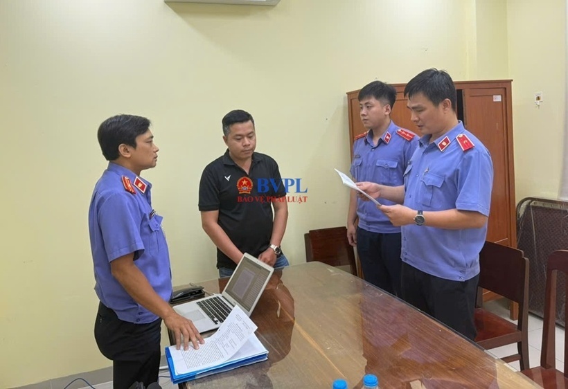 Cơ quan điều tra VKSND tối cao tống đạt quyết định tố tụng đối với bị can Nguyễn Quốc Khanh. Ảnh: Cơ quan điều tra VKSND Tối cao