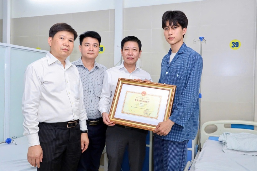 Nam sinh nhận bằng khen của Bộ GD&ĐT. Ảnh: Tuổi Trẻ.