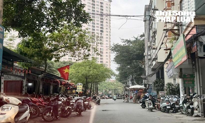 Phóng viên Đời sống & Pháp luật ghi nhận tại chợ xe máy cũ trên phố Chùa Hà, hàng trăm chiếc xe được xếp ngay ngắn từ ngoài phố đến sâu trong chợ.