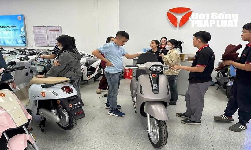 Khách trải nghiệm xe điện tại một cửa hàng xã Tam Hưng, Hà Nội