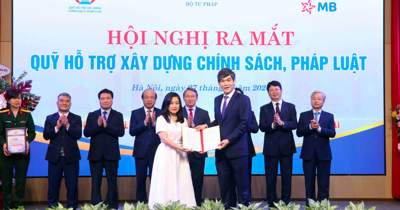 Các tổ chức, doanh nghiệp trao văn bản bày tỏ ý định cam kết hỗ trợ Quỹ.