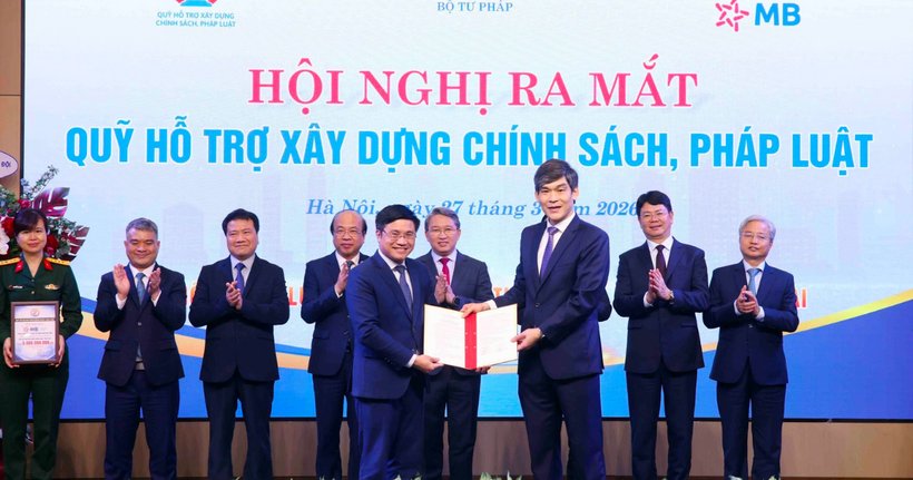 Các tổ chức, doanh nghiệp trao văn bản bày tỏ ý định cam kết hỗ trợ Quỹ.