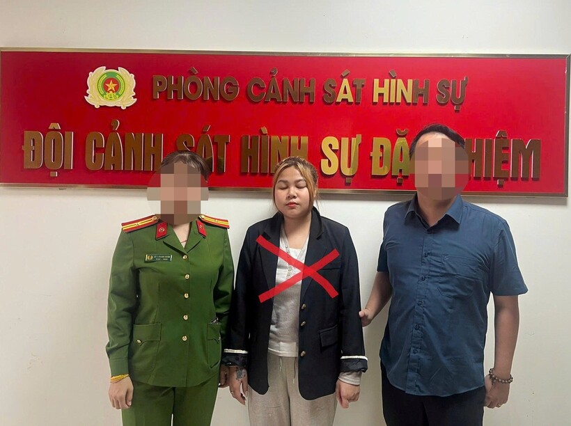 Đối tượng Hằng (giữa) tại cơ quan công an. Ảnh Công an TP Hải Phòng.