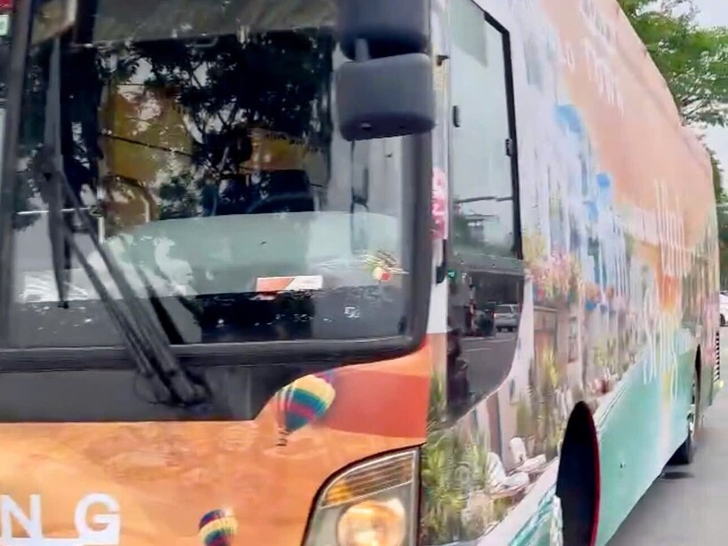 Chiếc xe khách được dán kín hoá thành “quảng cáo di động” lưu thông trên đường.