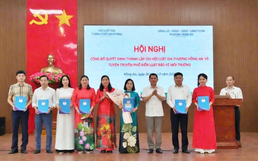Bà Nguyễn Thị Mai - Chủ tịch Hội Luật gia Tp.Hải Phòng trao quyết định thành lập Chi hội Luật gia phường Hồng An, đánh dấu bước kiện toàn tổ chức và tăng cường công tác phổ biến pháp luật tại cơ sở.