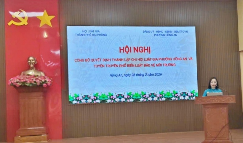 Bà Lê Thị Lan phát biểu nhận nhiệm vụ, thể hiện quyết tâm phát huy vai trò của Chi hội Luật gia phường Hồng An trong công tác tuyên truyền, phổ biến pháp luật tại cơ sở.