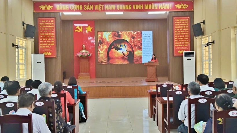 Bà Nguyễn Thị Mai – báo cáo viên tại hội nghị trực tiếp truyền đạt nội dung pháp luật về bảo vệ môi trường, góp phần nâng cao nhận thức cho cán bộ và người dân.