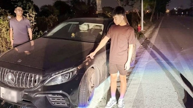 Công an Phú Diễn bắt giữ Nguyễn Văn Huynh sau 24 giờ trộm ô tô Mercedes C200. Ảnh: Lao động