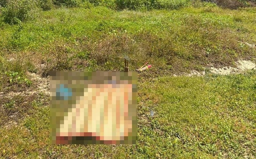 Người dân phát hiện thi thể nạn nhân tại khu vực rừng dương. Ảnh: Lao động