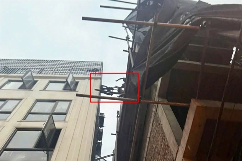 Các nạn nhân mắc kẹt được giải cứu đưa sang nhà bên cạnh. (Ảnh: Dân trí)