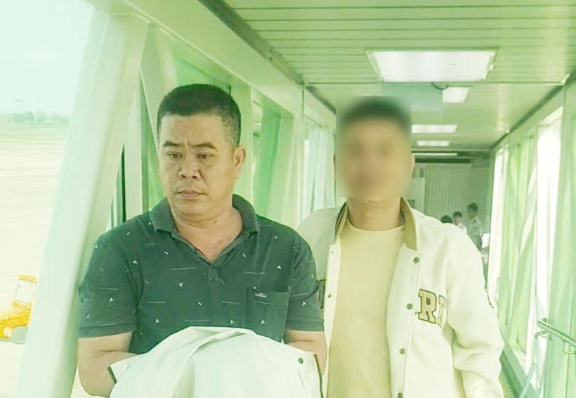 Văn Phòng Cơ quan Cảnh sát điều tra Công an tỉnh An Giang di lý đối tượng Nguyễn Chí Linh từ Phú Thọ về An Giang. Ảnh: Công an TP.HCM.
