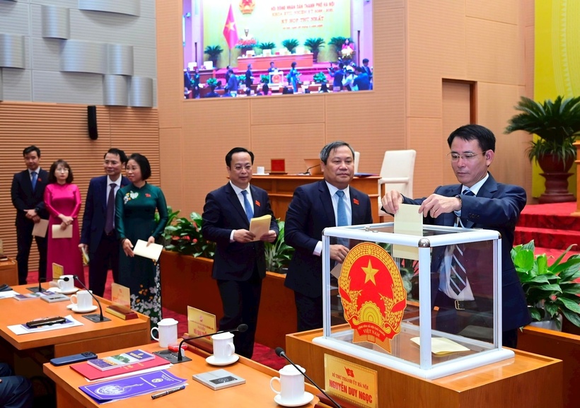 Các đại biểu bỏ phiếu.