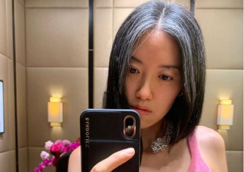 Để tóc bạc tự nhiên có thể giúp hạn chế các nguy cơ bị viêm da. Ảnh minh họa